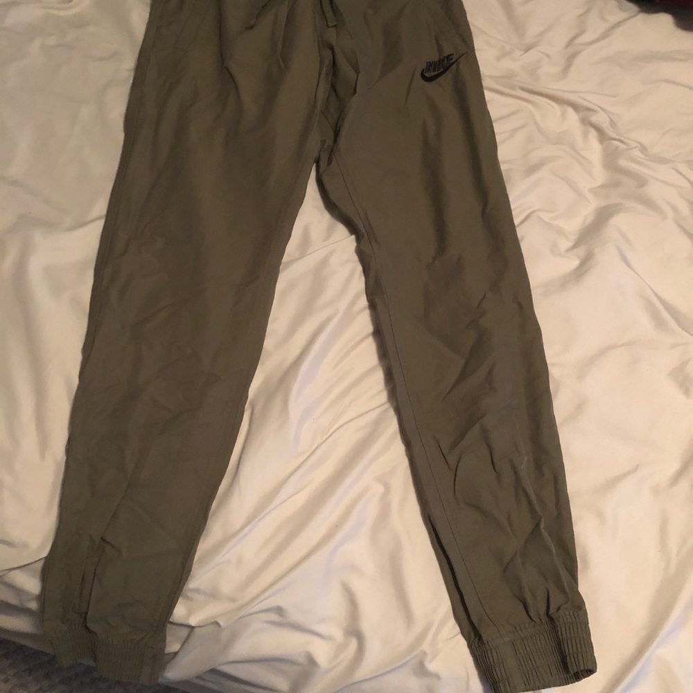Nike jogger (olive green)